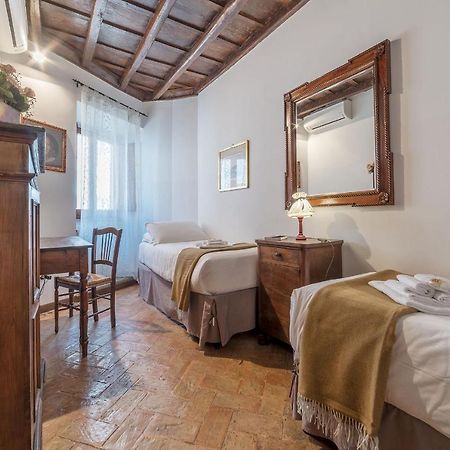 By The Charming Piazza Navona - FromhometoРим Экстерьер фото